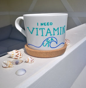 „I need Vitamin Sea“ Tasse mit Korkuntersetzer